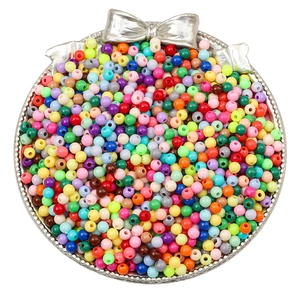Gekleurde 4mm acryl kralen voor DIY sieraden maken in een zilveren dienblad met strik