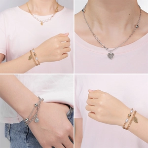 Set de joyería DIY con collares dorados y plateados decorados con perlas y colgantes