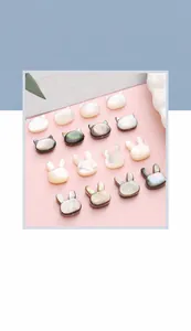 Primer plano de cuentas de nácar con forma de gato y conejo para creación de joyas DIY