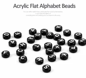 Makroaufnahme von 4x7mm Acryl Alphabet Perlen in Schwarz mit weißen Großbuchstaben