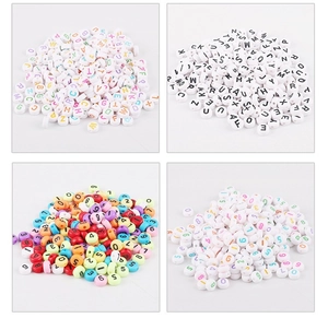 Makroaufnahme von bunten 4x7mm Acryl-Buchstabenperlen und Zahlenperlen für DIY-Schmuck