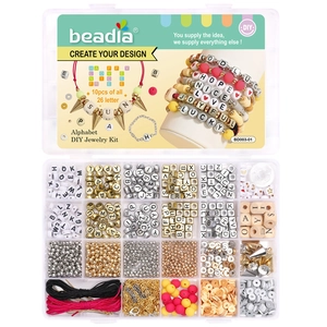 Vista detallada del kit de joyería DIY de 24 rejillas con cuentas de letras y colgantes