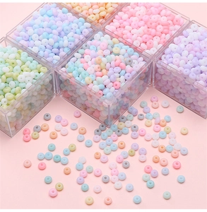 Perles de verre dépoli aux tons macarons dans une boîte acrylique pour création de bijoux