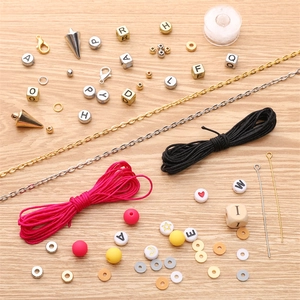 Kit de manualidades para joyas con cuentas de colores, letras y cuerdas elásticas