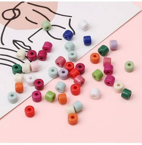 Primer plano de cuentas cilíndricas de acrílico de 6mm para joyería DIY y artesanía