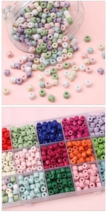 Vista macro de cuentas cilíndricas de acrílico de 6mm en colores macaron para joyas DIY