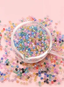 Vue macro de perles en cristal facetté de 4mm avec reflets AB pour bijoux faits main