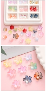 Gros plan de perles cerisiers colorées en résine pour bijoux DIY et accessoires