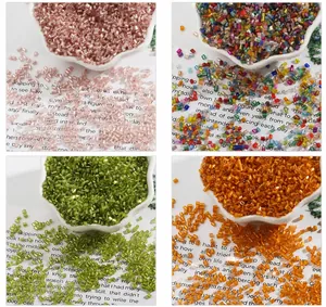 Detailoverzicht van 2mm verzilverde glazen staafkralen in vier kleuren voor DIY-sieraden