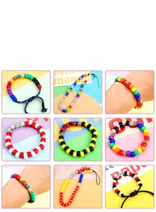 Dettaglio di braccialetti con perline alfabeto in acrilico fai-da-te e set di gioielli colorati