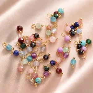Makroansicht von 4mm facettierten Naturstein-Anhängern mit Goldösen für DIY-Schmuck