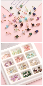 Makro-Detail von 4mm facettierten Katzenaugen-Anhängern in verschiedenen Farben für DIY-Schmuck