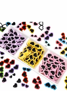 Vue macro de mini lunettes en forme de cœur pour le bricolage et la déco de poupées