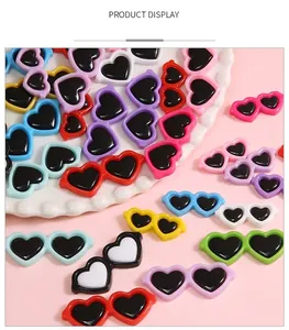 Gros plan de mini lunettes colorées en résine en forme de cœur pour jouets en peluche
