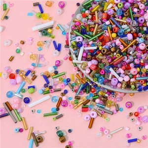 Perline di vetro miste colorate e tubicini per creazione di gioielli fai da te e ricami