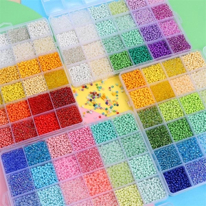 Buntes 24-Gitter Glasperlen-Set für DIY Schmuckherstellung und Armbandweben