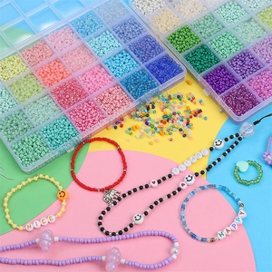 24-Gitter Glasperlen-Set für DIY-Armbänder und Schmuckherstellung mit Buchstabenperlen