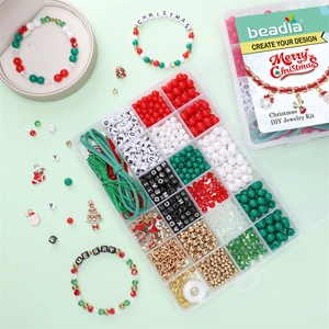 Macro-opname van Kerstmis DIY-sieradenset met rode kralen en feestelijke bedeltjes