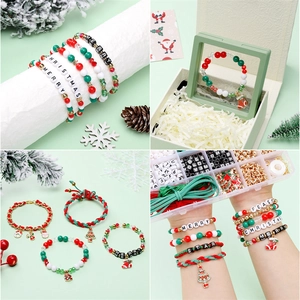 Kerst DIY armbandenset met kralen en hangers in een handige transparante opbergdoos