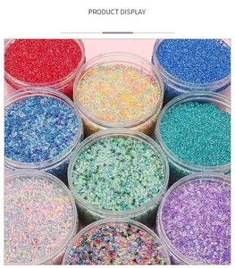 Nahaufnahme von 4mm Glasperlen in acht bunten transparenten Dosen für DIY-Schmuck