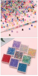Makroaufnahme von 4mm bunten Glasperlen mit transparenter Aufbewahrungsbox für DIY
