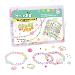 Vue macro de perles colorées et kit bijoux DIY dans une boîte de rangement à 24 cases
