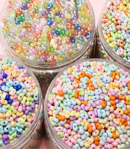 Dettaglio di perline acriliche opache 6x4mm in colori macaron per gioielli fai-da-te