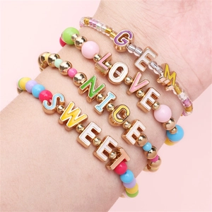 4er-Set bunte Perlenarmbänder mit Emaille-Buchstabenperlen GEM LOVE NICE SWEET