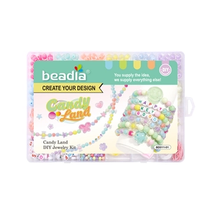 Kit bijoux Candy Land avec perles macaron colorées et breloques dans une boîte de 24 cases