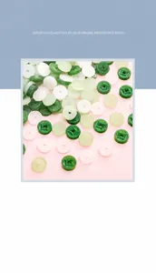 Dettaglio macro di perle di vetro opaco a forma di moneta per creazione gioielli