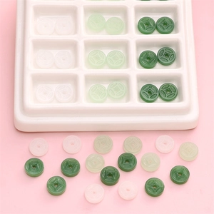 Piatto di piccole perle di vetro finta giada in bianco e verde per la creazione di gioielli