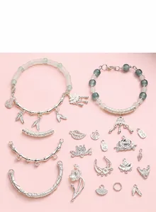 Vue détaillée des composants de bijoux DIY en argent comme tubes bambou et lotus