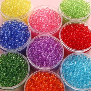 Mischset aus bunten transparenten Acrylperlen in Behältern für DIY Armbandherstellung