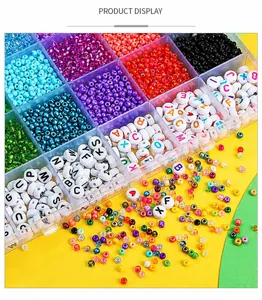 Set di perline di vetro colorate e perline con lettere in una scatola di plastica