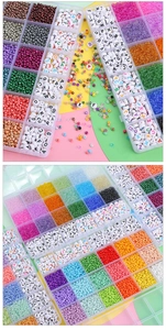 Dettaglio kit perline fai-da-te con perline di vetro colorate e lettere in scatola trasparente