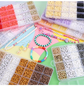Detail von 28-Raster DIY Schmuckset mit bunten Tonperlen und Buchstabenperlen für Armbänder