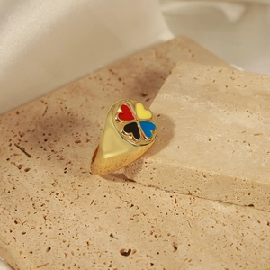 Minimalistischer goldener Siegelring mit buntem Kleeblatt-Muster auf Steinsockel