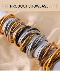 Detailansicht flexibler Schlangenknochen-Armbänder in Gold, Silber, Roségold und Schwarz