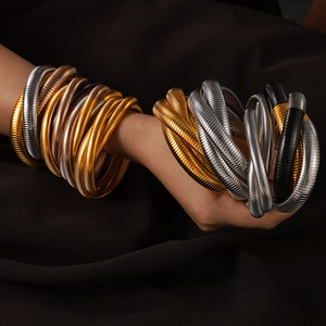 Moderner Edelstahl Tubogas Armreif Für Damen Galvanisierter Schlangenknochen-Textur Ineinandergreifender Dreireihiger Flexibler Manschettenarmband Schmuck
