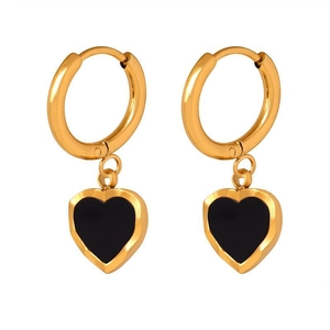 Élégantes boucles d'oreilles créoles dorées avec pendentifs cœur noir sur fond blanc