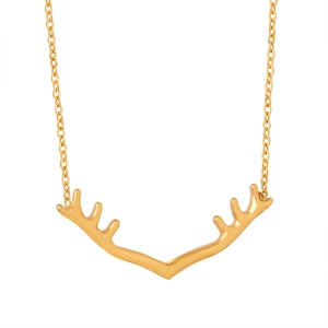 Elegante gouden titanium ketting met hertengeweih hanger op witte achtergrond