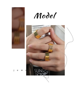 Primer plano del set de anillos vintage dorados con cristales verdes y circonitas blancas