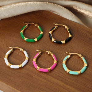 Set of 5 colorful enamel hoops in 18k gold-plated titanium with geometric candy tones