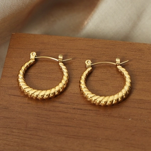 Vintage Barock Ohrringe aus 18k vergoldetem Edelstahl mit gedrehtem Design auf Seide