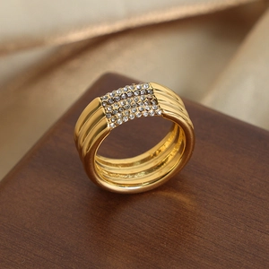 Anillo vintage francés de acero inoxidable chapado en oro de 18k con cristales finos