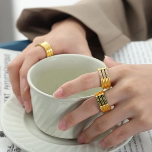 Anillos vintage franceses de acero inoxidable chapado en oro 18k con circón y esmeralda