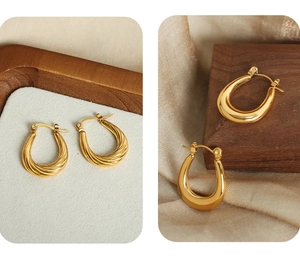 Detalle de pendientes de aro en U dorados con textura de cuerda vintage y acabado pulido
