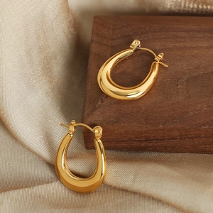 Pendientes de aro en forma de U de titanio chapado en oro de 18k sobre seda vintage
