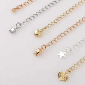 Chaînes d'extension plaquées or 18 carats et argent avec breloques cœur et étoile variées