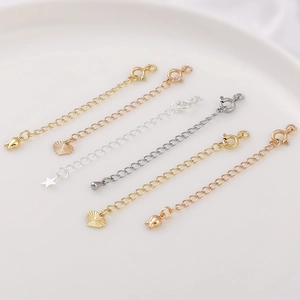 Extensiones de collar chapadas en oro de 18K con colgantes de corazón y tulipán en plato